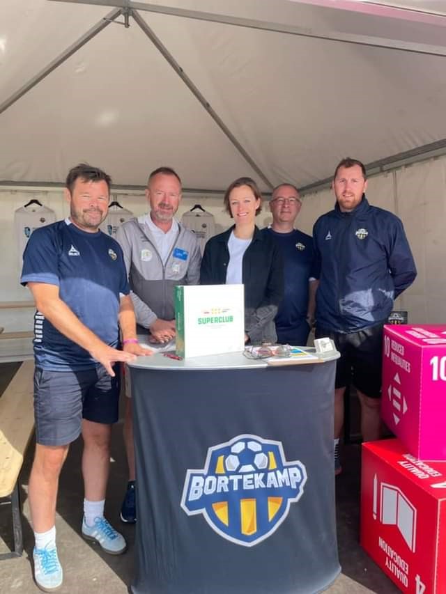 Bilde av Bortekamp på Norway cup med generalsekretær Pål Trælvik og Kulturminister Anette Trettebergstuen.